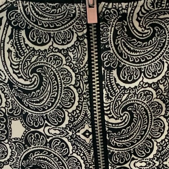 EXPRESS Black & White Zipped Paisley Pattern Cropped Top - Picture 6 of 9